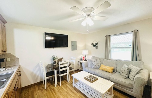 Pine Grove Cabina | Milk Hand House.. Peaceful 1 bedroom cabin