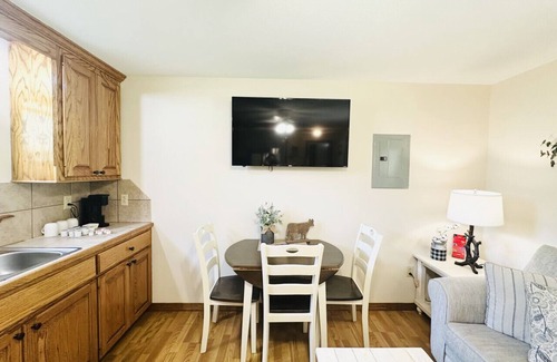Pine Grove Cabina | Milk Hand House.. Peaceful 1 bedroom cabin