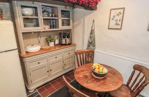 Newport Cabaña | MILLFIELD, family friendly, with open fire in Newport, Pembrokeshire