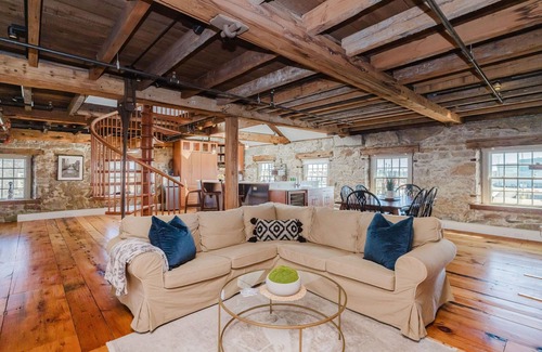 New Bedford Apartamento | Millie's located in Historic downtown New Bedford, Unique Luxury w. water views