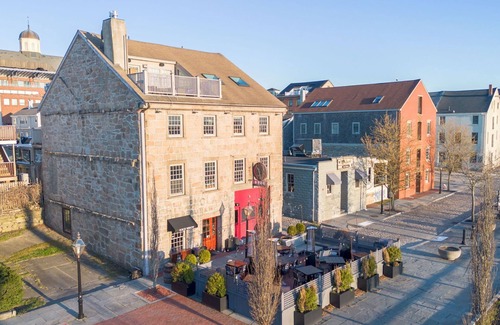 New Bedford Apartamento | Millie's located in Historic downtown New Bedford, Unique Luxury w. water views
