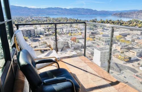 Downtown Kelowna Casa | Million-Dollar View 2 bedroom flat with access to 34th floor lounge in Downtown Kelowna