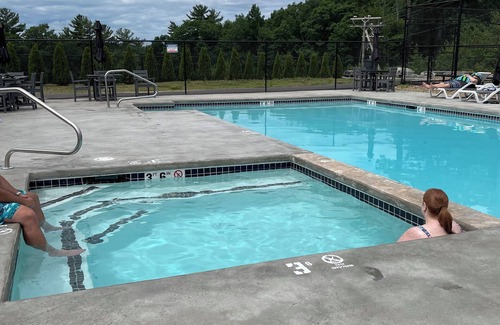 Weirs Beach Apartamento | Soledad pacífica: a solo 1/4 de milla de Weirs Beach