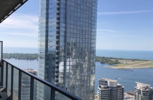 Central Waterfront Condominio | Million Dollar Views | Waterfront + Free Parking