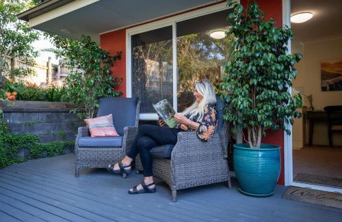 Milton Casa | Milton Village Retreat - secluded comfort