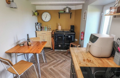 Dinas Cross Cabaña | MIN-Y-FFORDD, pet friendly, with a garden in Dinas Cross