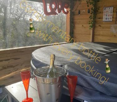 Malltraeth Casa | Min yr Afon - Cabin - Sleeps 2 - Hot Tub - Parking