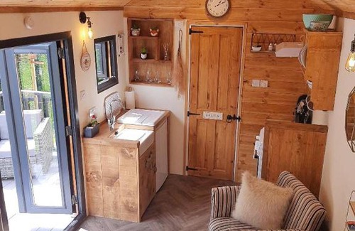 Malltraeth Casa | Min yr Afon - Cabin - Sleeps 2 - Hot Tub - Parking