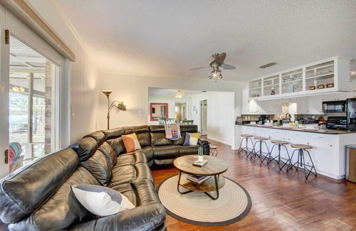 Mineola Cabaña | Mineola Lake House w/ Dock & Fire Pit!
