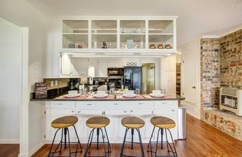 Mineola Cabaña | Mineola Lake House w/ Dock & Fire Pit!