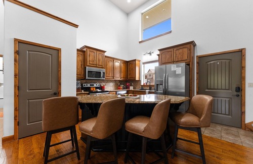 Hollister Cabina | Mini-Red Rock! Hot tub, Firepit, Dogs Welcome,