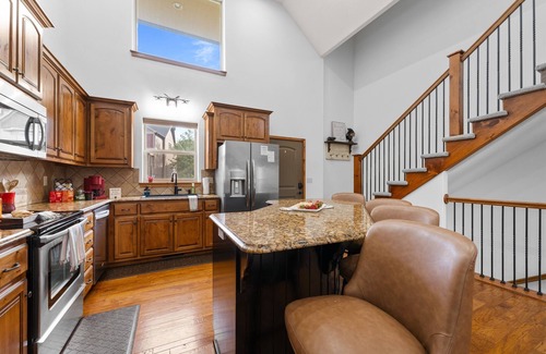 Hollister Cabina | Mini-Red Rock! Hot tub, Firepit, Dogs Welcome,