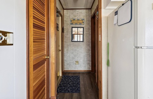Frankford Apartamento | ¡VACACIONES MINI SEMANA! A / C, lavadora / secadora, lavavajillas, 3 televisores, DVD, WiFi, piscina comunitaria y tenis.