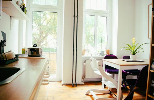 Friedenau Casa | Minimal Room in a Family home