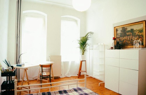 Friedenau Casa | Minimal Room in a Family home