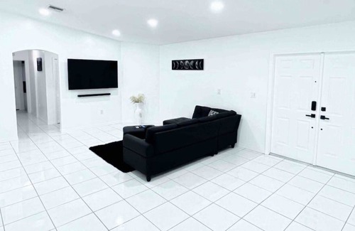 Richmond West Casa | Minimalist home in the heart of Miami