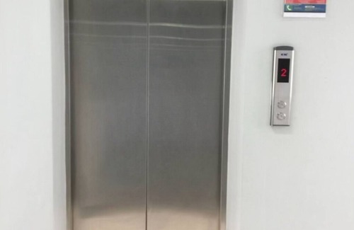 Imus Condominio | Habitación minimalista en condominio Imus con Netflix y seguridad las 24 horas