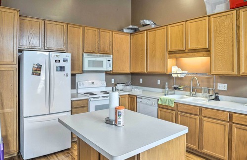 Inver Grove Heights Casa | Minnesota Escape - Deck, Grill & Near Skiing!