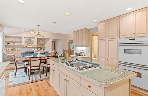 Burnsville Casa | Minnesota Oak Ridge Estate: Burnsville and Apple Valley near Mall of America