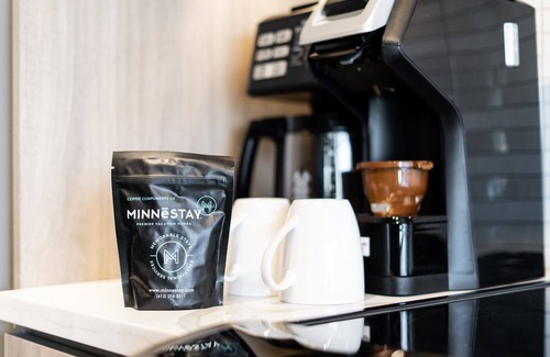 Warehouse District Apartamento | Minnestay * City Loft 26 ★ Caminar hasta el tren ligero ★ Estacionamiento gratuito ★ Comer-Beber-Comprar