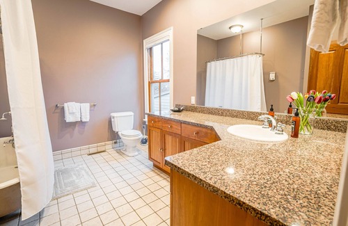 West Seventh Casa | MINNeSTAY* The Irvine | Xcel Center | Historic | Spacious