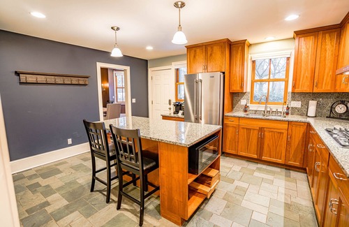 West Seventh Casa | MINNeSTAY* The Irvine | Xcel Center | Historic | Spacious