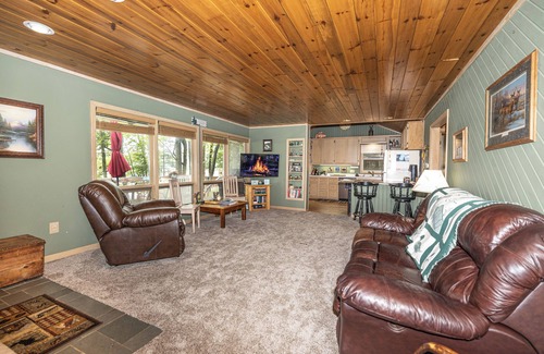 Minocqua Casa | Minocqua Chain! Walk to the Bearskin Trail! Come check out the fall colors!