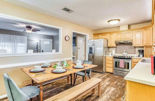 Pensacola Heights Casa | Mins to Beach & Shopping! Brilliant in Bellview