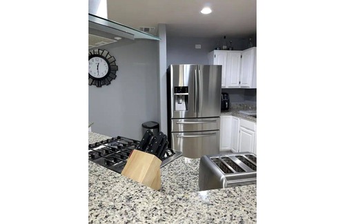 Harlandale Casa | Minutes away from downtown. 2 story home with balcony.
