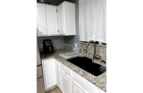 Harlandale Casa | Minutes away from downtown. 2 story home with balcony.