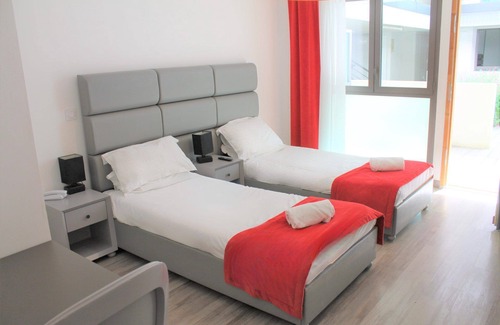 Eguilles Hotel | Minutes Away from Parc Saint-Mitre in Eguilles! Pet-friendly, Free Parking!