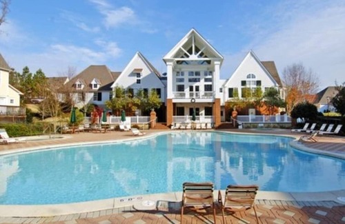 Lackey Condominio | Minutes from Bush Gardens and Colonial Williamsburg, great amenities and space!
