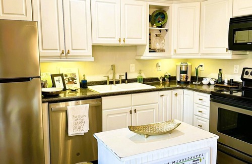 Oxford Condominio | Minutes from Ole Miss Campus! Gated Community with Pool! Vibrant Unique Décor!