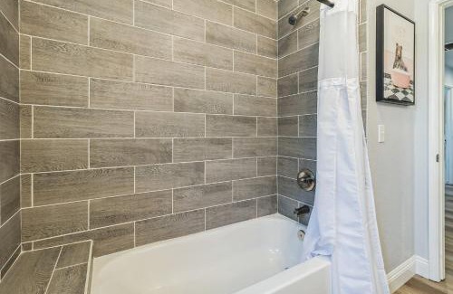 Raisin Casa | Minutes to Airport hospitals shopping AC and Smart TVs
