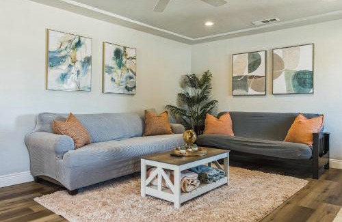 Raisin Casa | Minutes to Airport hospitals shopping AC and Smart TVs