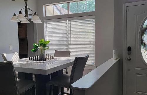 Sandalwood Casa | Minutes to Beach, Mayo Clinic, Hot Tub, King Bed, Free PPV