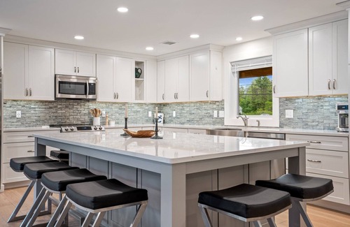 Southern Coast Casa | Minutes to Beaches, Fenced In Yard & Deck, Chefs Kitchen, Beautiful Modern Home