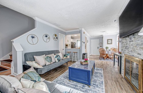 Sheffield Park Casa | Charming 2-Bedroom Near Uptown, Walk to Dining & Transit, Long Stay Discount