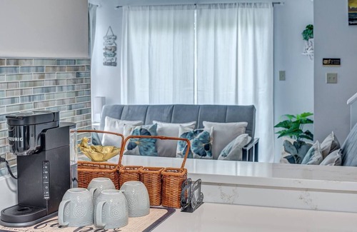 Sheffield Park Casa | Charming 2-Bedroom Near Uptown, Walk to Dining & Transit, Long Stay Discount
