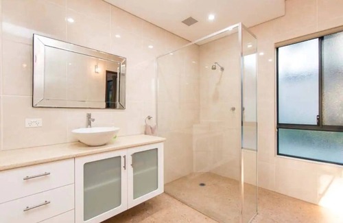 Cable Beach Cama Y Desayuno | Minyirr Retreat: Tropical paradise close to Cable Beach.