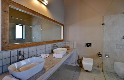 Kareeberg Hotel | Mira Luxe Collective Royal Morubisi River Lodge