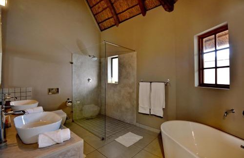 Kareeberg Hotel | Mira Luxe Collective Royal Morubisi River Lodge