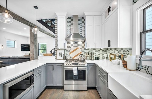 Detroit - Shoreway Casa | Miracle on 54th Street | Modern & Industrial