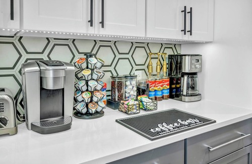 Detroit - Shoreway Casa | Miracle on 54th Street | Modern & Industrial