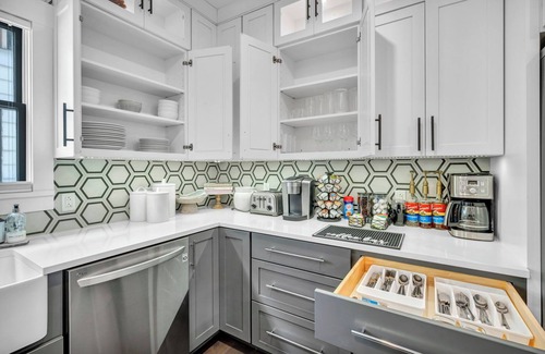 Detroit - Shoreway Casa | Miracle on 54th Street | Modern & Industrial