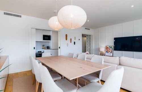 Alges Apartamento | Miraflores Modern Apt w/ Balcony by LovelyStay