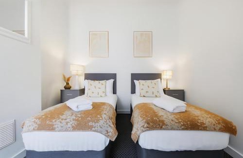 Bootle Apartamento | Miranda House - Air Host & Stay - Sleeps 7