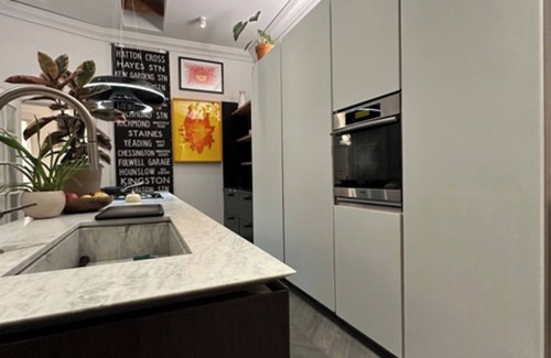 Mission District Apartamento | Mission jewel box filled with art and classic furniture, Garage parking & AC