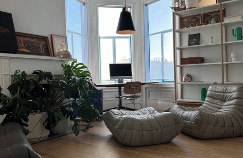 Mission District Apartamento | Mission jewel box filled with art and classic furniture, Garage parking & AC