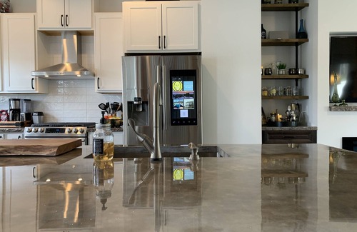 Le Claire Casa | Mississippi River Views and Downtown LeClaire all in one!